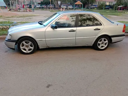 Mercedes-Benz C 180 1995 года за 1 450 000 тг. в Петропавловск – фото 2