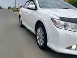 Toyota Camry 2014 года за 10 600 000 тг. в Атырау – фото 2