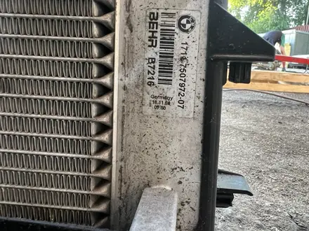 Радиатор и радиатор кондиционера E65 за 15 000 тг. в Алматы – фото 9