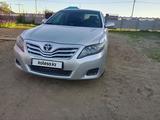 Toyota Camry 2010 года за 7 200 000 тг. в Актобе – фото 2