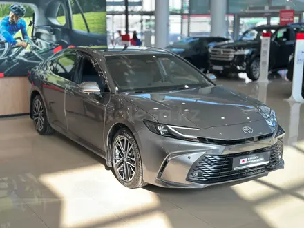 Toyota Camry Luxe 2025 года за 23 190 000 тг. в Алматы – фото 3