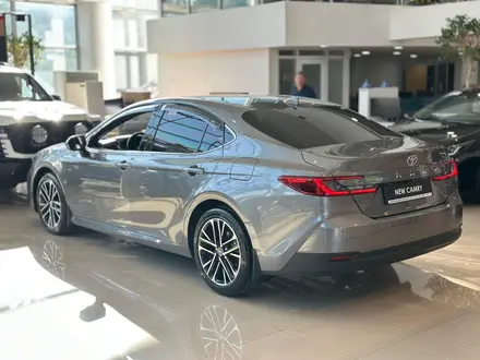 Toyota Camry Luxe 2025 года за 23 190 000 тг. в Алматы – фото 11