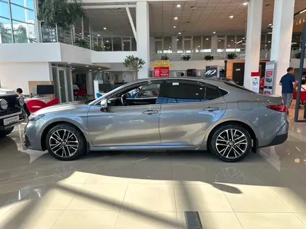 Toyota Camry Luxe 2025 года за 23 190 000 тг. в Алматы – фото 13