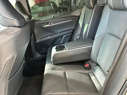 Toyota Camry Luxe 2025 года за 23 190 000 тг. в Алматы – фото 12