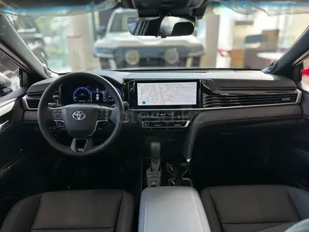 Toyota Camry Luxe 2025 года за 23 190 000 тг. в Алматы – фото 15