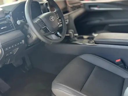 Toyota Camry Luxe 2025 года за 23 190 000 тг. в Алматы – фото 14