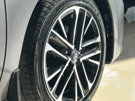 Toyota Camry Luxe 2025 года за 23 190 000 тг. в Алматы – фото 4