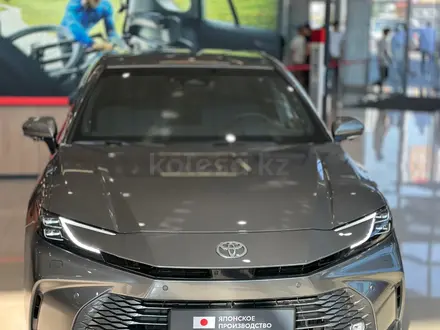 Toyota Camry Luxe 2025 года за 23 190 000 тг. в Алматы – фото 2