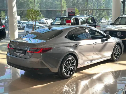 Toyota Camry Luxe 2025 года за 23 190 000 тг. в Алматы – фото 7
