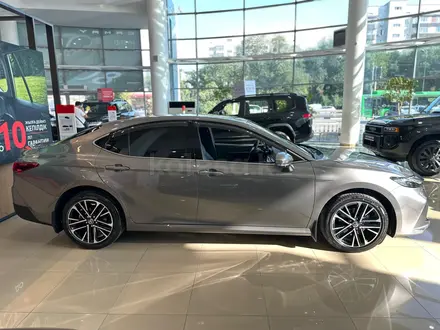 Toyota Camry Luxe 2025 года за 23 190 000 тг. в Алматы – фото 5