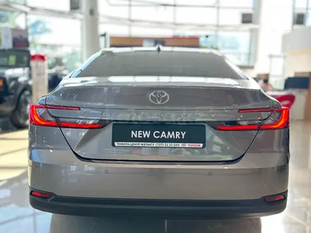 Toyota Camry Luxe 2025 года за 23 190 000 тг. в Алматы – фото 8