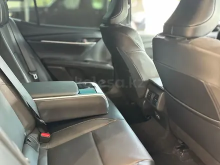 Toyota Camry Luxe 2025 года за 23 190 000 тг. в Алматы – фото 6