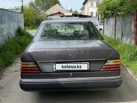 Mercedes-Benz E 260 1993 года за 1 350 000 тг. в Алматы – фото 5