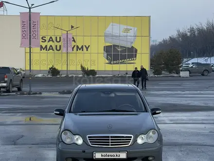 Mercedes-Benz C 200 2002 года за 2 800 000 тг. в Алматы – фото 2