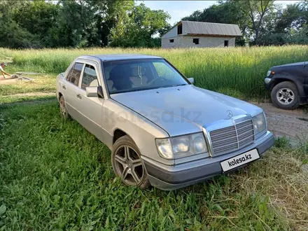 Mercedes-Benz E 230 1992 года за 1 300 000 тг. в Талдыкорган – фото 2