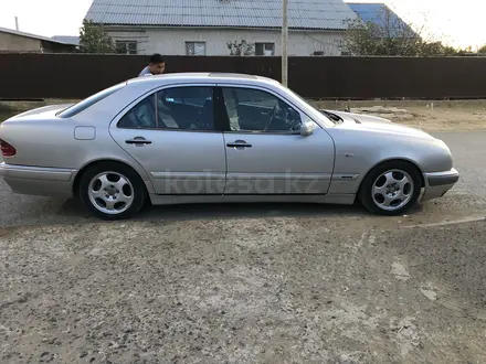 Mercedes-Benz E 430 1997 года за 3 150 000 тг. в Атырау – фото 6