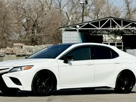 Toyota Camry 2018 года за 14 000 000 тг. в Алматы – фото 2