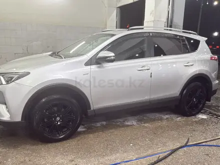 Toyota RAV4 2018 года за 12 500 000 тг. в Шымкент – фото 2