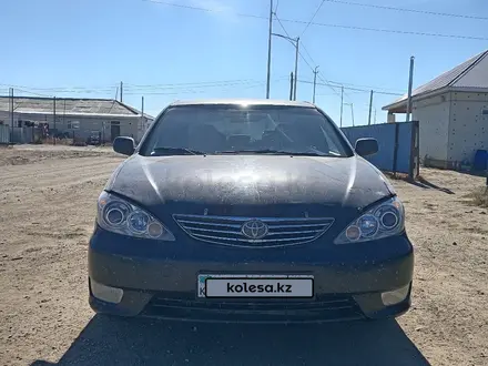 Toyota Camry 2005 года за 4 500 000 тг. в Актобе – фото 2