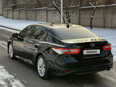 Toyota Camry 2018 года за 14 500 000 тг. в Алматы – фото 2