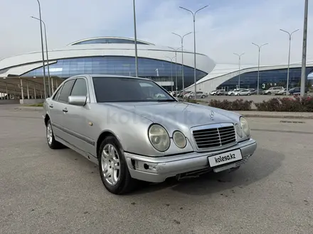 Mercedes-Benz E 230 1997 года за 2 500 000 тг. в Алматы – фото 3