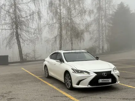 Lexus ES 250 2021 года за 19 000 000 тг. в Алматы