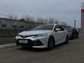 Toyota Camry 2023 годаүшін17 600 000 тг. в Актобе – фото 2