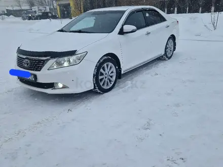 Toyota Camry 2013 года за 10 800 000 тг. в Актобе – фото 2