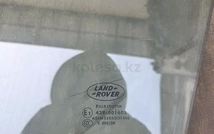 Боковое стекло водительской двери Range Rover за 15 000 тг. в Алматы