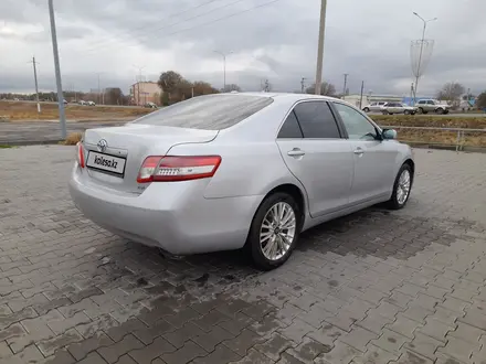 Toyota Camry 2010 года за 7 000 000 тг. в Актобе – фото 4