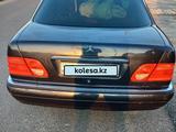 Mercedes-Benz E 230 1997 года за 2 300 000 тг. в Атырау – фото 3