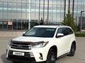 Toyota Highlander 2019 года за 19 000 000 тг. в Астана