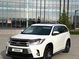 Toyota Highlander 2019 года за 19 000 000 тг. в Астана