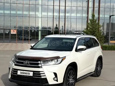 Toyota Highlander 2019 года за 19 000 000 тг. в Астана