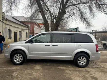 Chrysler Town and Country 2008 года за 9 200 000 тг. в Уральск – фото 3