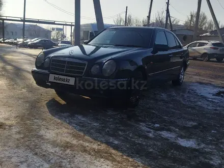 Mercedes-Benz E 200 1996 года за 2 203 746 тг. в Караганда – фото 5