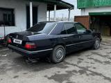 Mercedes-Benz E 220 1993 года за 2 300 000 тг. в Сарыозек – фото 5