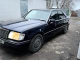 Mercedes-Benz E 220 1993 года за 2 300 000 тг. в Сарыозек – фото 3