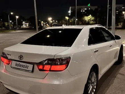 Toyota Camry 2017 года за 13 300 000 тг. в Алматы – фото 3