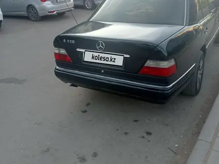 Mercedes-Benz E 220 1995 года за 2 700 000 тг. в Балхаш – фото 3