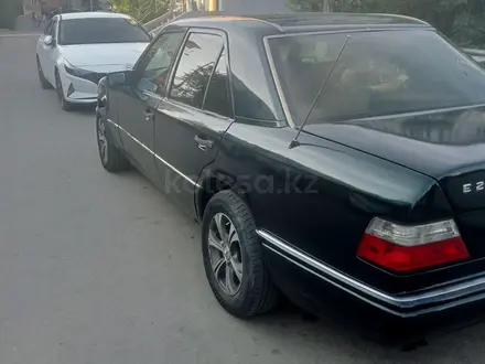 Mercedes-Benz E 220 1995 года за 2 700 000 тг. в Балхаш – фото 4