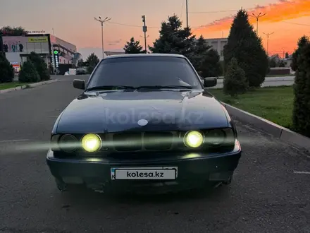 BMW 520 1990 года за 900 000 тг. в Шу – фото 2