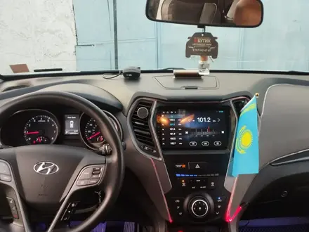 Hyundai Santa Fe 2015 года за 7 500 000 тг. в Уральск – фото 12