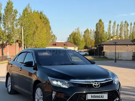 Toyota Camry 2015 года за 12 000 000 тг. в Актобе – фото 2
