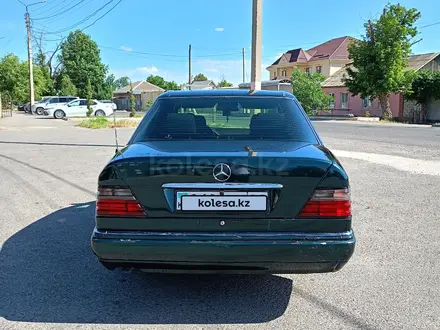 Mercedes-Benz E 220 1995 года за 2 100 000 тг. в Тараз – фото 4