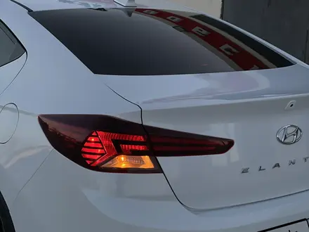 Hyundai Elantra 2019 года за 8 800 000 тг. в Актау – фото 2