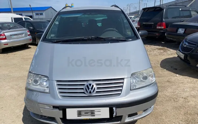 Volkswagen Sharan 2000 года за 1 976 000 тг. в Астана