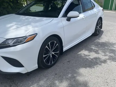 Toyota Camry 2019 года за 12 300 000 тг. в Шымкент – фото 2