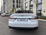 Toyota Camry 2024 года за 20 500 000 тг. в Астана – фото 2