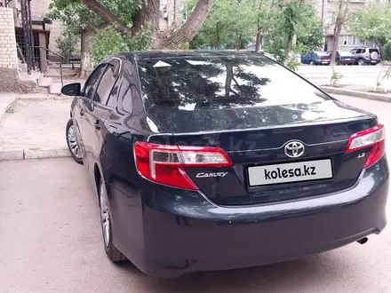 Toyota Camry 2014 года за 7 300 000 тг. в Уральск – фото 2